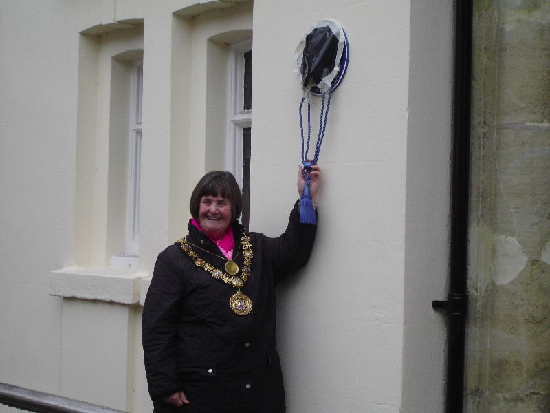 Bobbie Chettleburgh unveiling Plaque